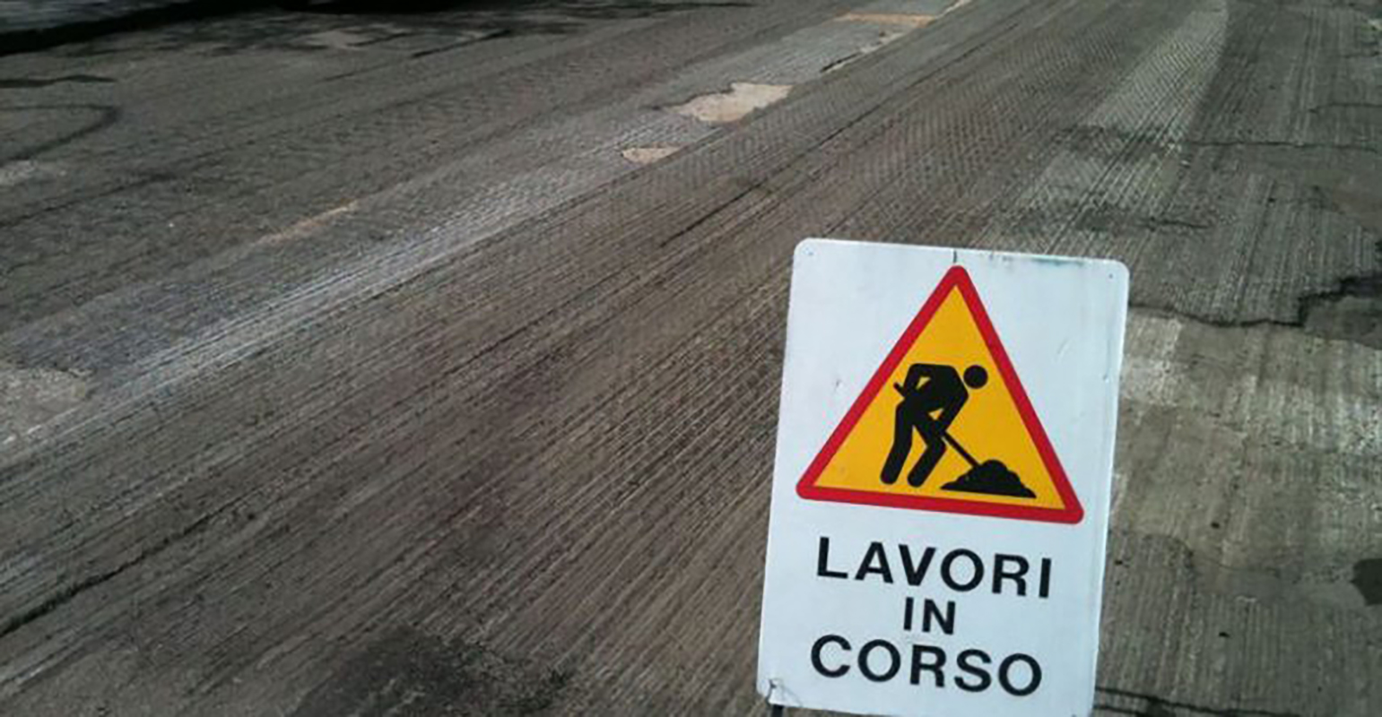 Via Leonardo da Vinci sempre più dissestata: asfalto deformato dalle radici e sicurezza a rischio