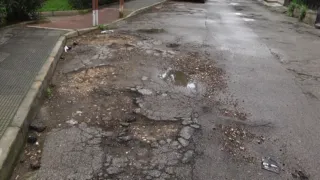 Strade come campi minati: “Mentre l’amministrazione inaugura, le buche restano”