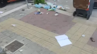 Dalla periferia al centro storico, gara di inciviltà a colpi di rifiuti per strada