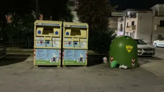 Rifiuti abbandonati alla campana del vetro: i residenti in via Sansovino chiedono di spostare i contenitori